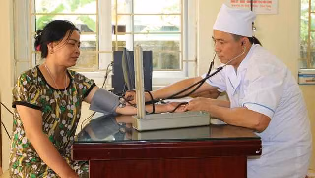 A local in Hoa Long commune, Bac Ninh city has her blood pressure checked at the commune health station. (Photo: syt.bacninh.gov.vn)