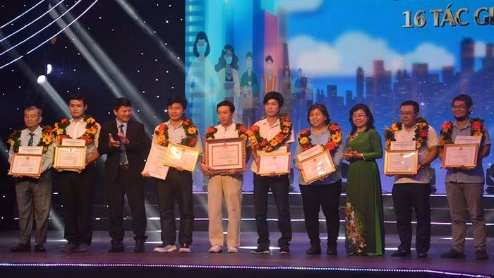 The organising board presents awards to winners in photography category. (Photo: NDO)