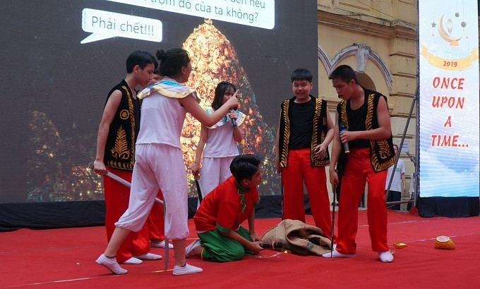 The musical drama “Ali Baba and the Forty Thieves” by students from classes 6A2, 7A2 and 8A2 bring a lot of fun and excitement to their audience. (Photo: VT)