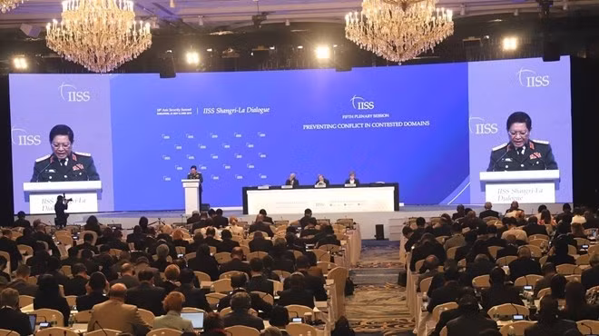 Defence Minister Ngo Xuan Lich calls on parties concerned to work together to solve disputes in peaceful atmosphere. (Photo: VNA)