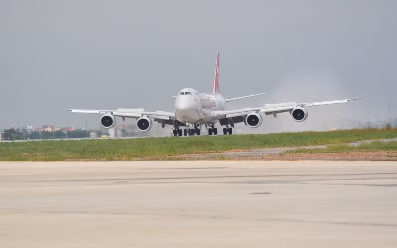A Boeing 747 8F of Cargolux Airlines (Austria) lands safely on the runway.