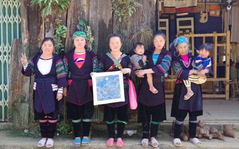 Thao Thi Sung (first from left), head of the Cooperative for Lanh (flax) Planting and Brocade Product Development in Ta Phin village, Sa Pa town, Lao Cai province 