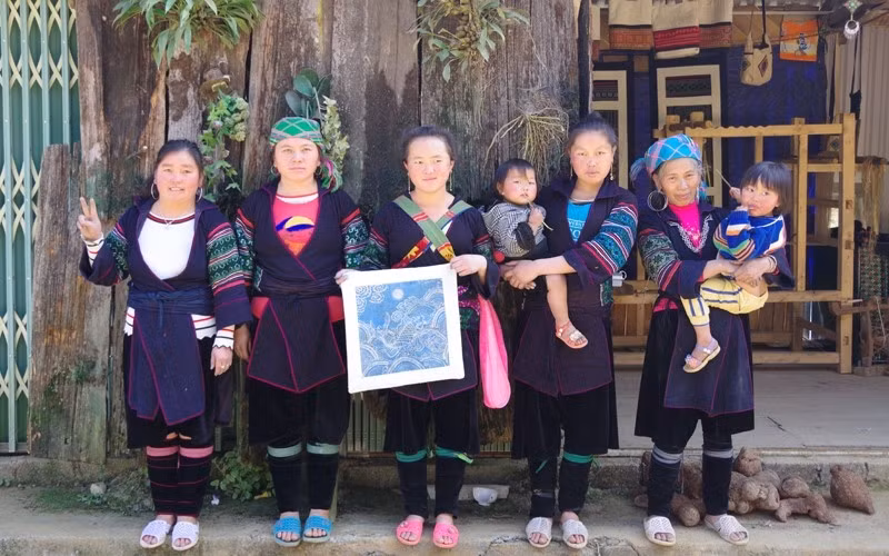 Thao Thi Sung (first from left), head of the Cooperative for Lanh (flax) Planting and Brocade Product Development in Ta Phin village, Sa Pa town, Lao Cai province 