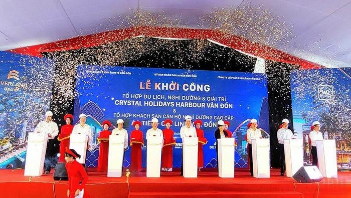 The delegates press the buttons to launch the investment project. (Photo: NDO)