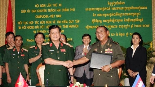 Senior Lieutenant General Nguyen Thanh Cung and Commander-in-Chief of the Royal Cambodian Armed Forces Pol Saruon