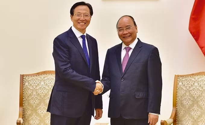 Prime Minister Nguyen Xuan Phuc (R) greets Chinese Minister of Agriculture Han Changfu in Hanoi on October 14. (Photo: NDO/Tran Hai)