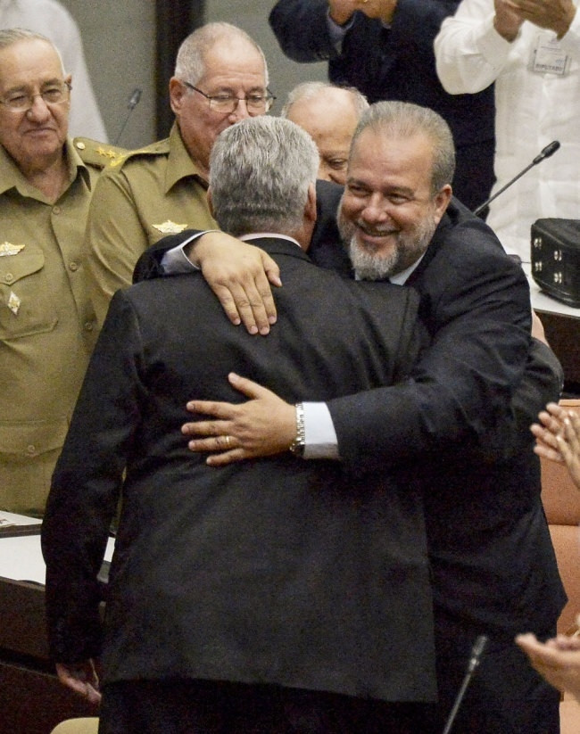 Cuban Prime Minister Manuel Marrero hugs Cuban President Miguel Diaz-Canel during the closing of the Fourth Regular Session of the National Assembly of People's Power in its 9th Legislature at the Havana Convention Center on December 21, 2019. (Photo: AFP)