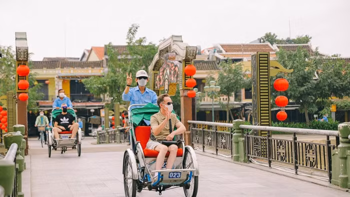 International tourists visit Hoi An ancient town in November 2011. (Photo: DUY HAU/NDO)