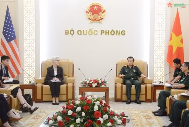 Deputy Minister of National Defence Sen. Lt. Gen. Hoang Xuan Chien (right) and US Deputy Secretary of State Wendy Sherman. (Photo: VNA)