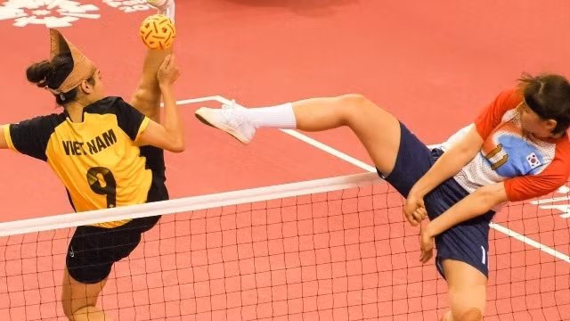 Vietnam's sepak takraw team lose to the RoK opponents in the women's semifinals. (Photo: asiangames2018.id)