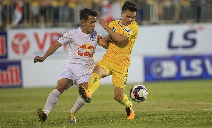Hoang Anh Gia Lai (in white) are currently leading the V.League 1-2021 table. 