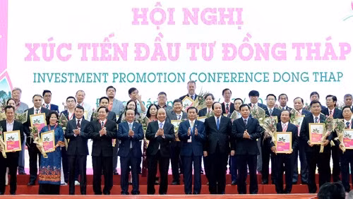 Prime Minister Nguyen Xuan Phuc at an investment promotion conference in Dong Thap province