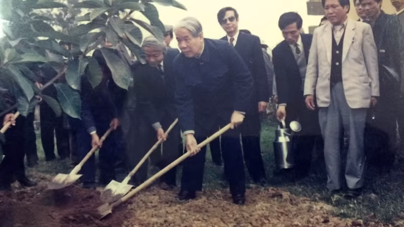 Former General Secretary Do Muoi plants a tree in Hanoi's Thanh Tri district. (Photo: VNA)