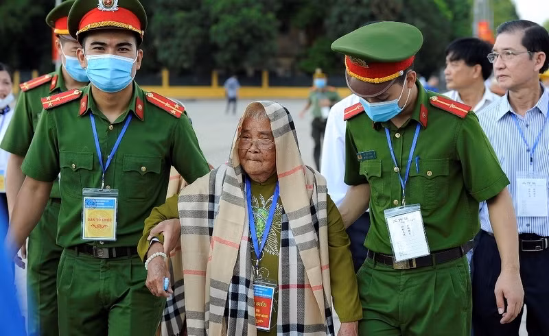 Youths from the public security forces helping the Heroic Vietnamese Mothers.