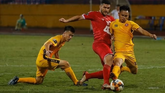 Song Lam Nghe An (in yellow) and Viettel (in red) play out a goalless draw in the first leg of the 2019 V.League.