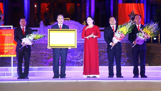 NA Vice Chairwoman Ngan grants the NASC' Resolution to leaders of Pho Yen town