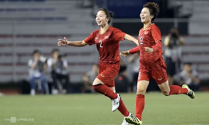 Pham Hai Yen (R) celebrates scoring a late winner for Vietnam. (Photo: Vnexpress)