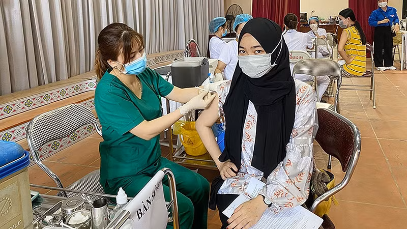 Thai Nguyen City Health Centre administers COVID-19 vaccine for international students studying at Thai Nguyen University. (Photo: NDO/Kim Oanh)