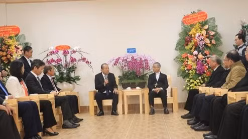 Deputy PM Truong Hoa Binh visits and extends Christmas greetings to the Da Lat Diocese. (Photo: VNA)