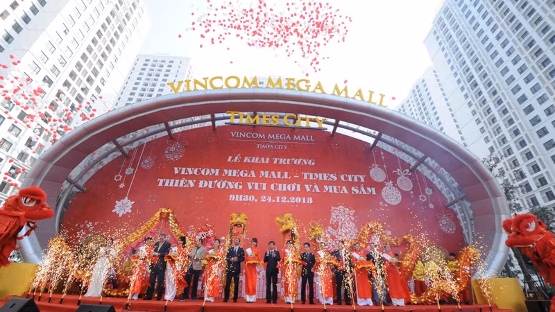 Cutting the ribbon to open the centre