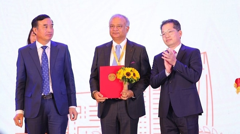 The joint venture between Adani Group and Anh Phat Investment Construction – Trading JSC was approved by the Da Nang City People’s Committee to conduct investment research on Lien Chieu Seaport project.