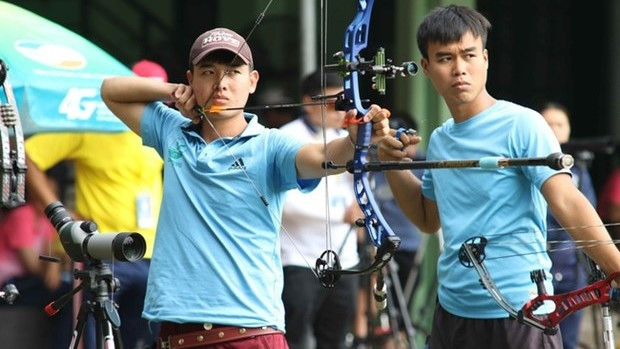 Vietnamese archer Nguyen Van Day (L) (Photo: vtv.vn)