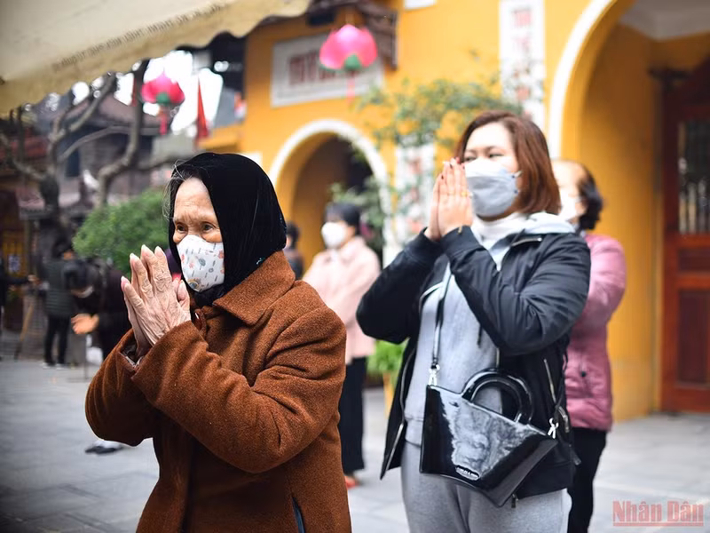 Hanoians pray for peace on First Full Moon Festival 