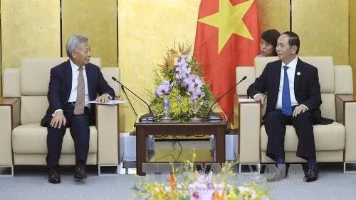 President Tran Dai Quang (R) and AIIB President Jin Liqun