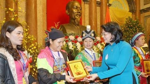 VP Dang Thi Ngoc Thinh present gifts to the delegates. (Photo: VNA)