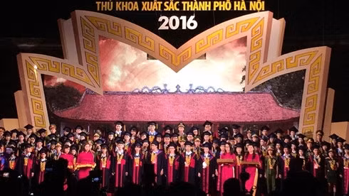 Outstanding valedictorians are honoured at Van Mieu–Quoc Tu Giam. (Credit: VOV)