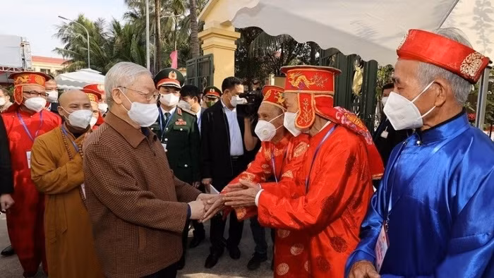 Party General Secretary Nguyen Phu Trong and people in Village 5, Yen So Commune, Hoai Duc District. (Photo: VNA)