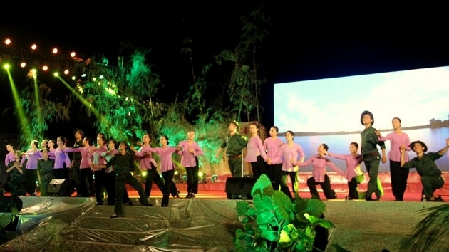 A performance at the "Quang Tri - Memories of the Rivers" arts programme on April 30 night. (Credit: NDO)