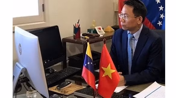 Vietnamese Ambassador to Barbados Le Viet Duyen presented his letter of credentials to Barbados Governor-General Sandra Mason during an online ceremony on October 5. (Photo: VNA)