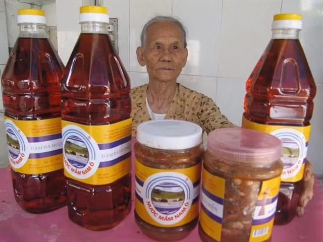 An old woman introduces traditional fish sauce product of Nam O Village in Da Nang City. The trade has been recognised as a National intangible heritage. (Photo: VNA)