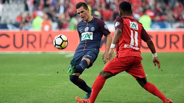 Les Herbiers' Rodrigue Louis Bongongui (R) challenges Paris Saint-Germain's Giovani Lo Celso.