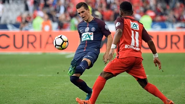 Les Herbiers' Rodrigue Louis Bongongui (R) challenges Paris Saint-Germain's Giovani Lo Celso.
