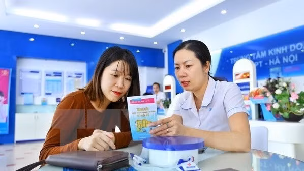 A VNPT emloyee gives advice to a customer