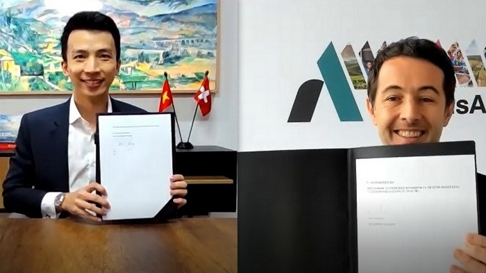 Representatives from CMES and responsAbility Investments AG sign the deal on green power development in Vietnam.