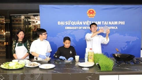 The Vietnamese Embassy hosts performance of "nem" making at the ASEAN Festival Day. (Photo: VNA)