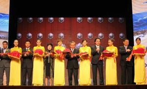 Cutting ribbon to launch VNX.
