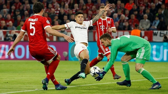 Sevilla's Joaquin Correa in action with Bayern Munich's Sven Ulreich and Mats Hummels. (Photo: Reuters)