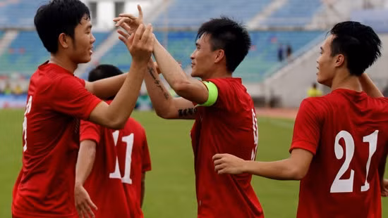 Striker Cong Vinh (centre) celebrates a goal with his teammates. (Credit: VFF)