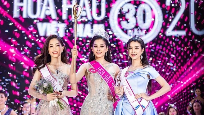 Miss Vietnam 2018 Tran Tieu Vy and two runners-up by her side. (Photo: VNA)