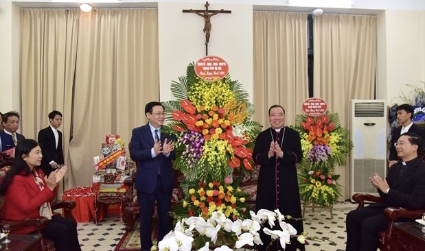 Politburo member and Secretary of the Hanoi Party Committee Vuong Dinh Hue (L, standing) and Joseph Vu Van Thien, Archbishop of the Hanoi Archdiocese (Photo: VNA)