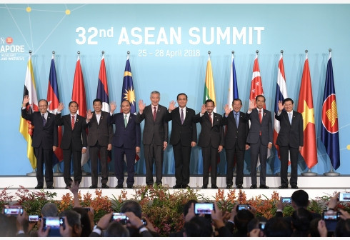 ASEAN leaders pose for a group photo during the opening ceremony of the 32nd ASEAN Summit held in Singapore on April 28, 2018. (Photo:Xinhua). 