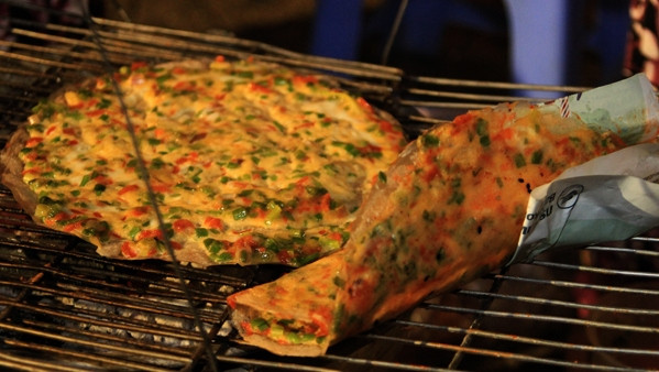 Grilled rice paper with egg - Vietnamese pizza 