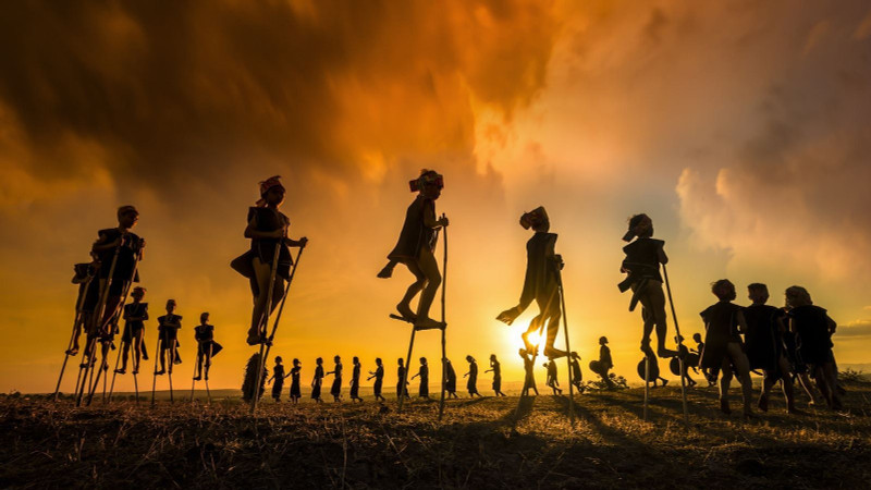The photo named "The Children Dancing With Gong" by Khanh Phan. (Photo: www.tokyofotoawards.jp)