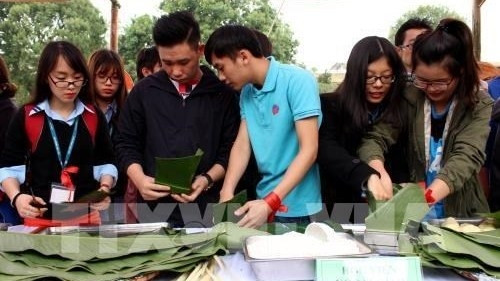 International students make Chung cake together (Illustrative photo: VNA)