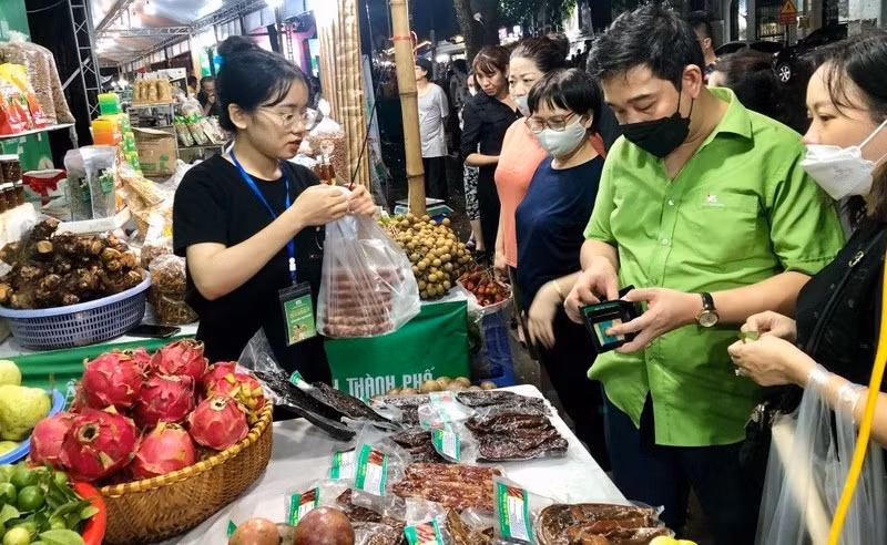 Visitors buy OCOP products at the fair.