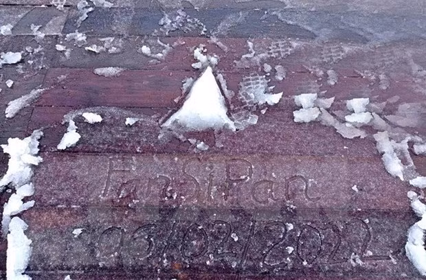 A light rain mixed with snow occurred on Mount Fansipan on February 6. (Photo: VNA) 